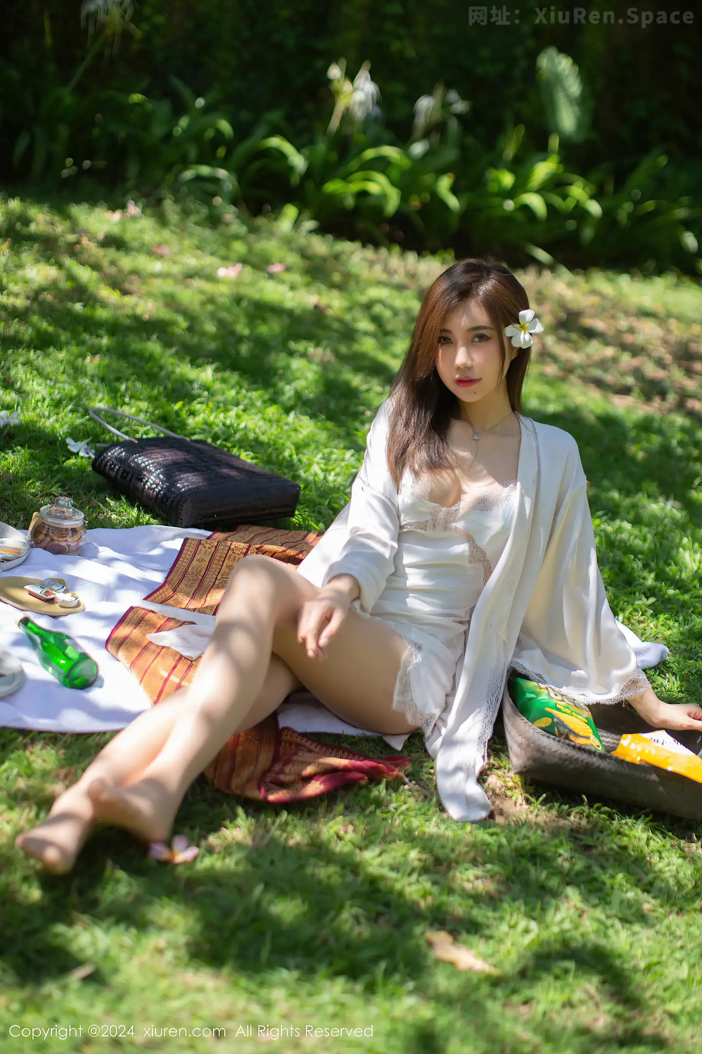 图片[4]-[XiuRen秀人网]VOL.8256 女神绮里嘉ula户外性感白色吊带裙配超薄肉丝秀惹火身材诱惑写真75P-秀人网官方网站